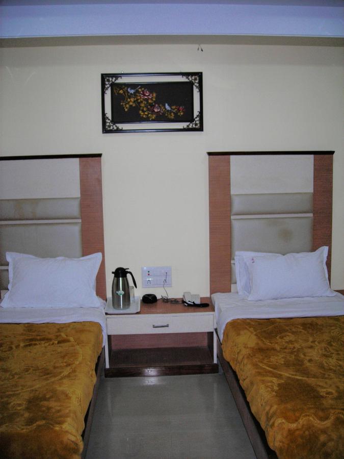 Hotel Dolphin Rāipur Buitenkant foto